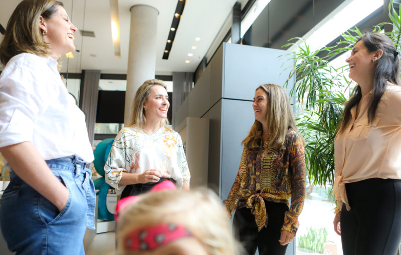 As dores e amores da maternidade sendo partilhada entre as amigas – Foto: Fabr&iacute;cia Pinho/Reprodu&ccedil;&atilde;o/ND