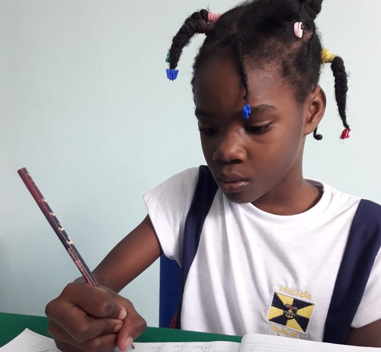 Menina estrangeira nas aulas de portugu&ecirc;s em escola de Itaja&iacute; – Foto: Arquivo Pessoal/Divulga&ccedil;&atilde;o/ND