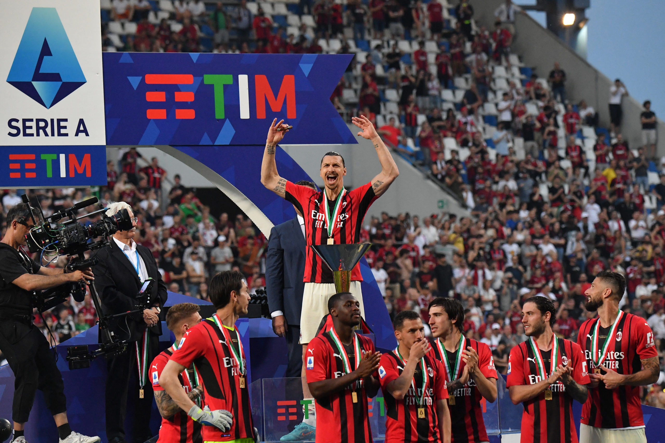 Campeão da Serie B italiana contrata meia do Milan - Cidades Na Web