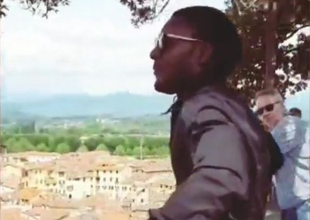 Minala aparece em uma pra&ccedil;a em Roma – Foto: Instagram