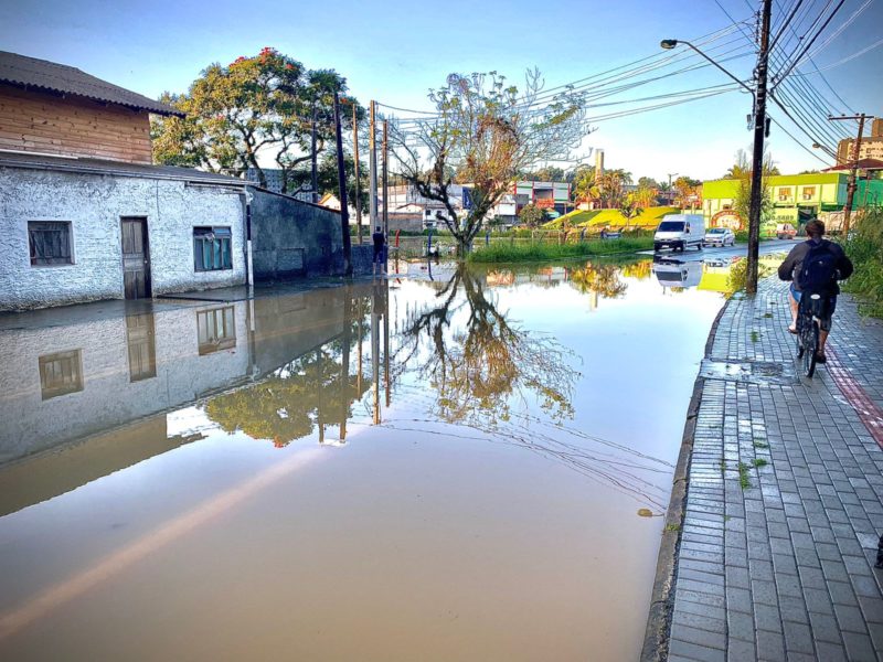  A enchente pode causar danos materiais e econômicos, destruindo casas e empresas 