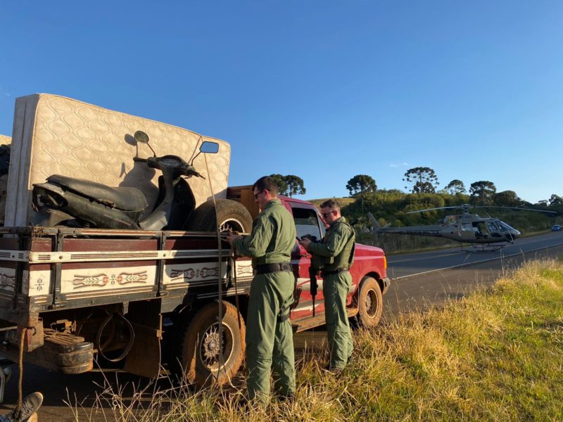 Moto furtada &eacute; achada escondida entre colch&otilde;es em ca&ccedil;amba de caminh&atilde;o em SC – Foto: PMSC/Divulga&ccedil;&atilde;o/ND