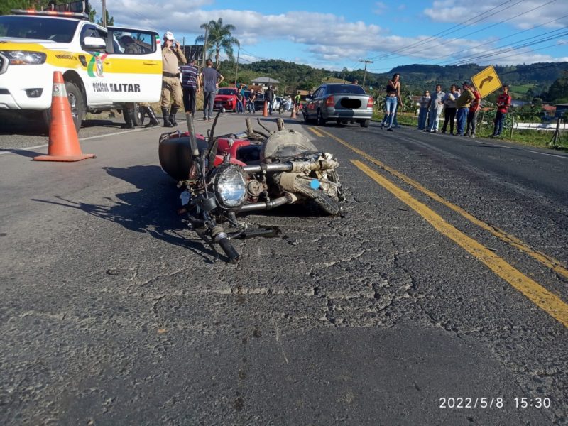 O motociclista bateu em um carro quando tentava fazer uma ultrapassagem. – Foto: Divulga&ccedil;&atilde;o/15&ordm;BBM/ND