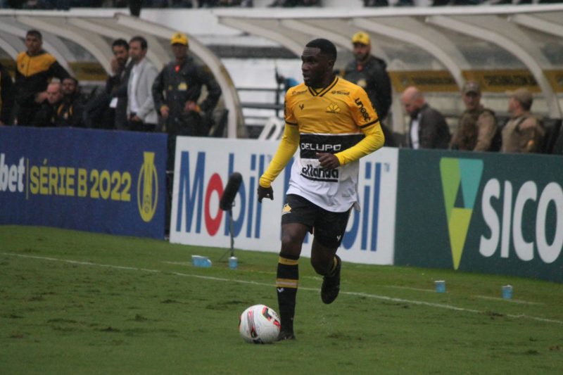 Negueba n&atilde;o fez nenhum gol com a camisa do Tigre.&nbsp; &nbsp; Foto: Celso da Luz – Assessoria do Crici&uacute;ma