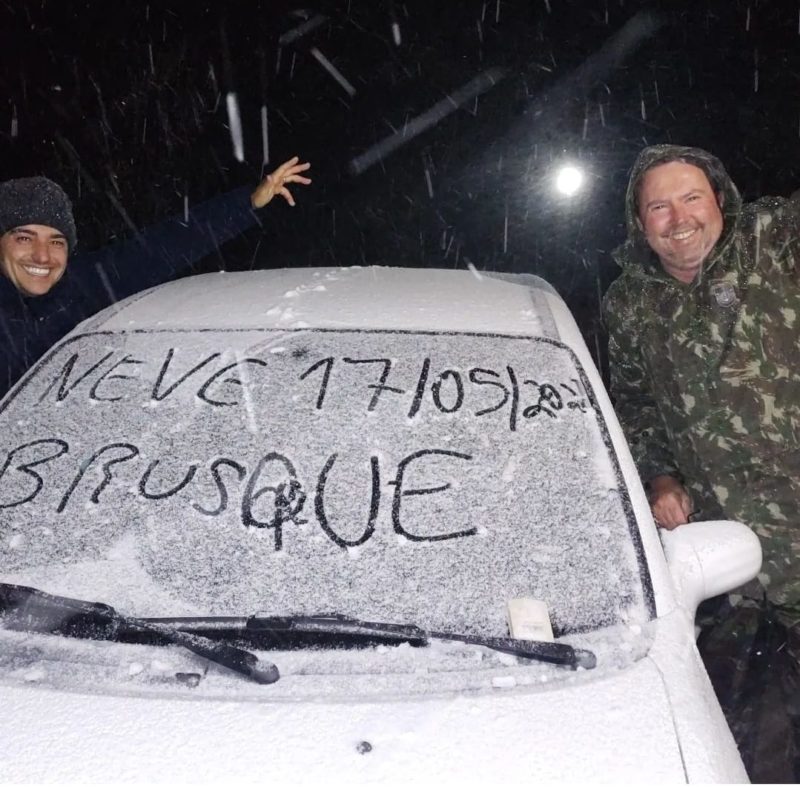 Primeira neve em SC em 2022 foi registrada por fam&iacute;lia brusquense &mdash; Foto: Ademir Scharf/Reprodu&ccedil;&atilde;o/Internet