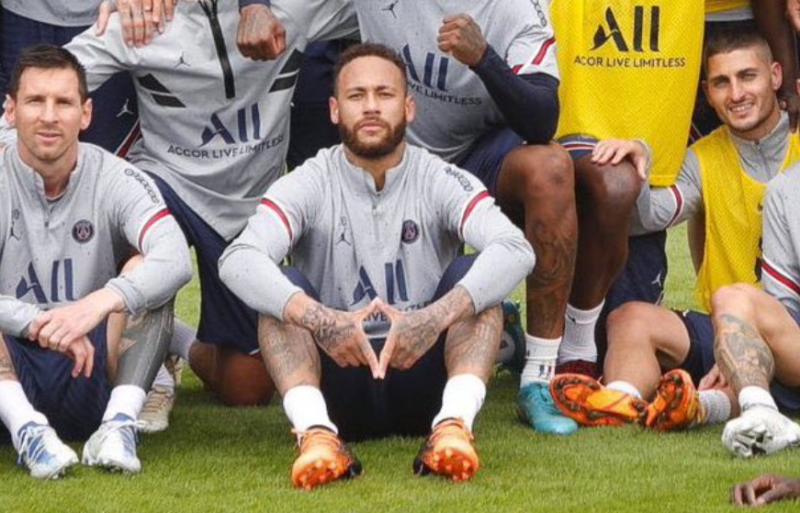 Neymar voltou a repetir o gesto polêmico &#8211; Foto: Instagram PSG