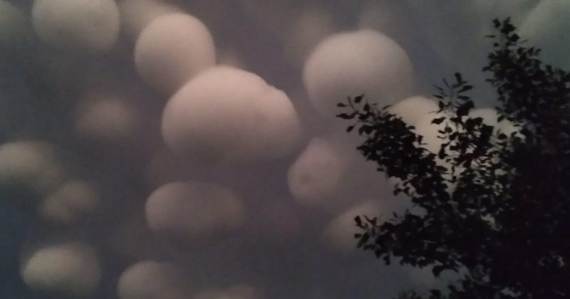 As nuvens Mammatus são observadas geralmente depois da passagem de uma tempestade severa, como as que têm sido registradas em boa parte de Santa Catarina e do Brasil – Foto: Reprodução