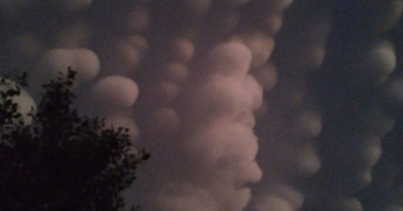 Esses registros de Nuvens Mammatus foram feitos pairando sobre Happyland Oklahoma, na noite do último domingo, 15 de maio – Foto: Reprodução
