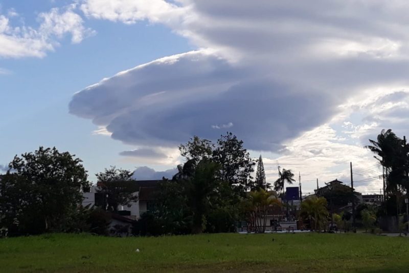 Nuvem com apar&ecirc;ncia curiosa chamou a aten&ccedil;&atilde;o no c&eacute;u de Joinville – Foto: Eduardo Mancinelli/Arquivo pessoal