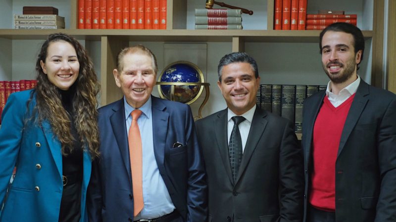 Mesmo C&eacute;sar n&atilde;o enxergando as letras, isso n&atilde;o o faz parar de trabalhar&nbsp; – Foto: Ada Bahl/Divulga&ccedil;&atilde;o/ND