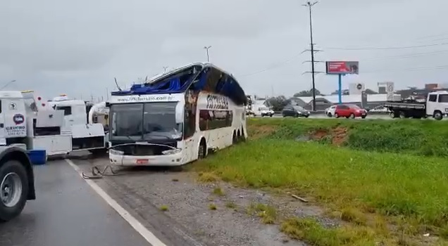 Ônibus foi retirado após quase 8 horas de trabalho