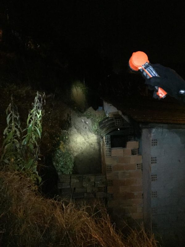 Desmoronamento de terra n&atilde;o feriu os moradores – Foto: 8&deg; BBM/Divulga&ccedil;&atilde;o/ND