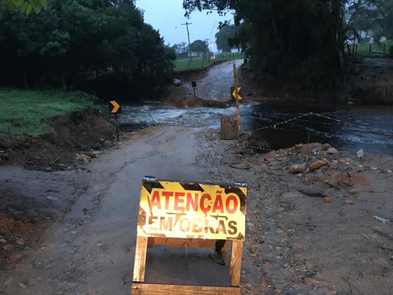Estrada ficou interditada por conta do volume de chuvas, bem como as obras na ponte que está sendo construída &#8211; Foto: Defesa Civil de Santo Amaro da Imperatriz/Divulgação/ND