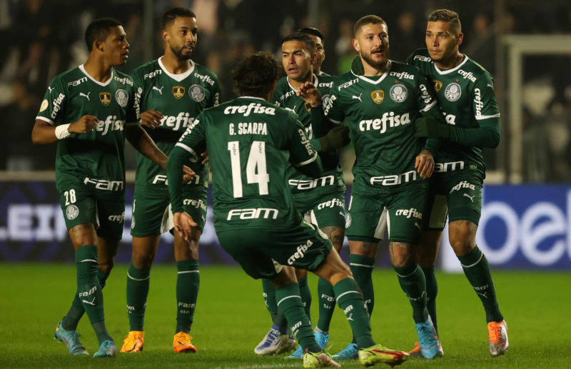 Jogadores do Palmeiras comemoram um dos gols da vitória contra o Juventude