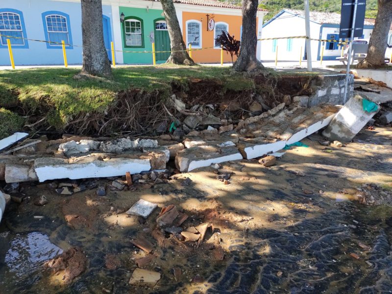 Ondas fortes destroem parte da pra&ccedil;a da Freguesia no Ribeir&atilde;o da Ilha – Foto: Paulo Mueller/NDTV