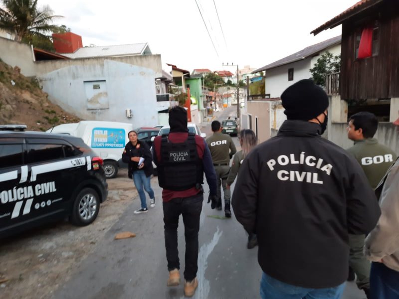 Forças de segurança cumpriram mandados de busca e apreensão em SC &#8211; Foto: Polícia Civil/Divulgação