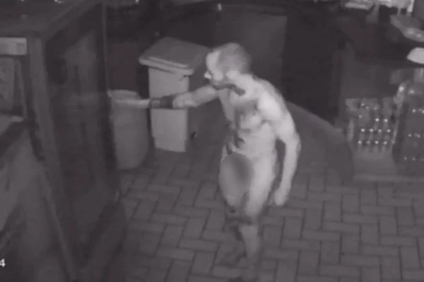 Imagens de c&acirc;meras de seguran&ccedil;a mostram um homem ficando completamente nu para realizar o crime – Foto: Reprodu&ccedil;&atilde;o/Internet/ND