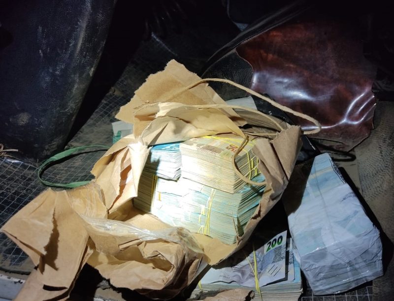 Ap&oacute;s persegui&ccedil;&atilde;o em alta velocidade, R$ 195 mil s&atilde;o encontrados em caminh&atilde;o em Itaja&iacute; – Foto: PRF/Divulga&ccedil;&atilde;o/ND