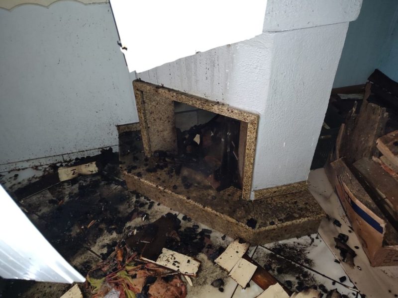 Aquecimento de chapa de a&ccedil;o em lareira causa inc&ecirc;ndio – Foto: Corpo de Bombeiros/ND