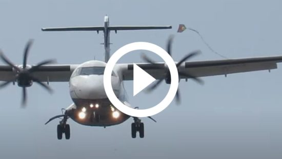 Veja o exato momento em que um avião pousando quase colide em outro [vídeo]  - Mega Curioso