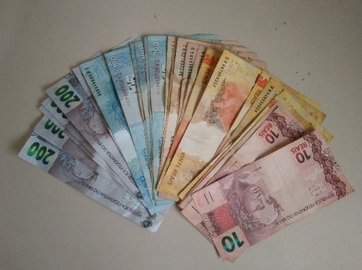 Dinheiro foi apreendido pela pol&iacute;cia – Foto: PM/ND