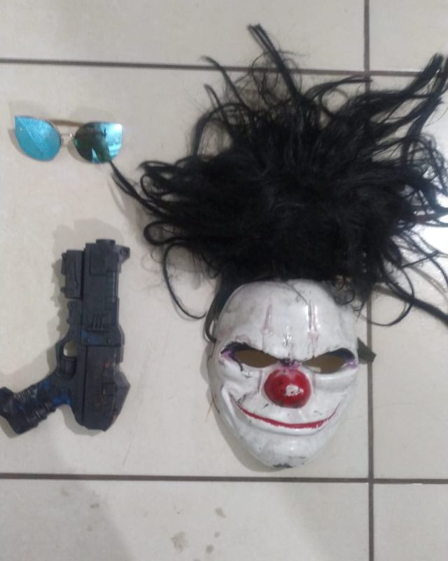Homem com m&aacute;scara de palha&ccedil;o e arma falsa acaba morto durante “brincadeira” – Foto: Pol&iacute;cia Militar MG