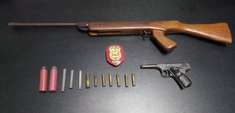 Arma foi apreendida na casa da m&atilde;e do suspeito – Foto: Pol&iacute;cia Civil/ND