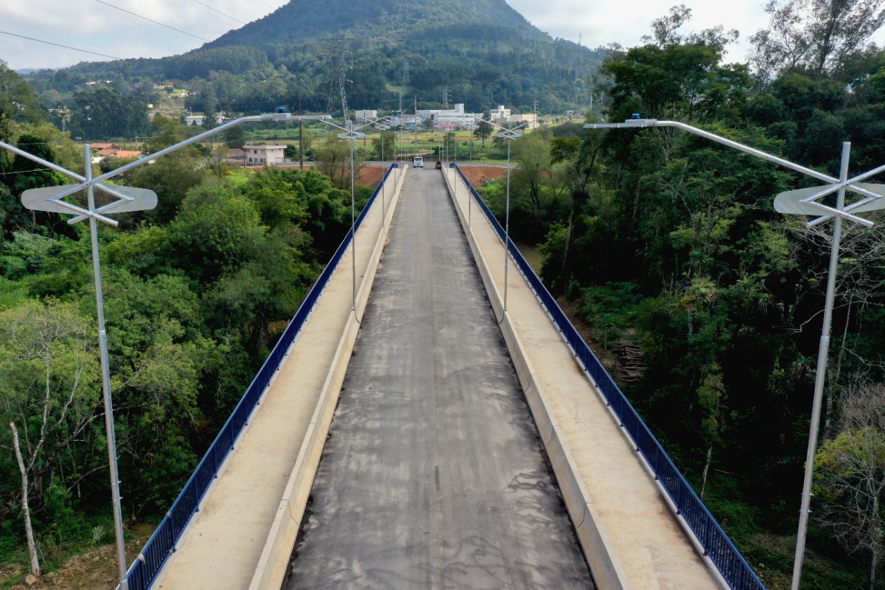 A estrutura tem 192 metros de extensão, 13,5 metros de largura, pista de mão dupla e passagem de pedestres e ciclistas isolados - Divulgação/Ascom Rio do Sul/ND