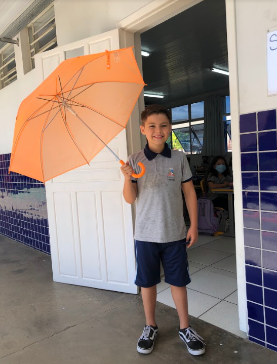 Para fugir das chuvas, o guarda-chuva &eacute; um companheiro de quem mora em Joinville – Foto: Foto: Renata Bomfim/divulga&ccedil;&atilde;o/Its Teens