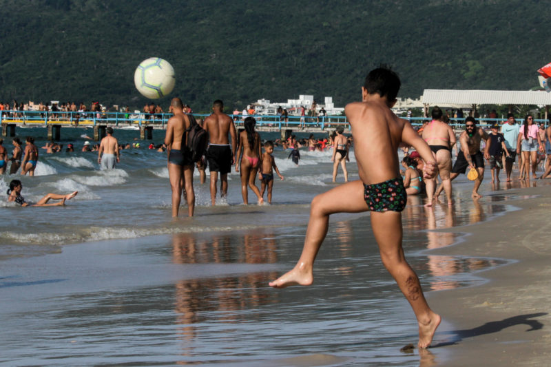 Proposta proíbe prática de esportes com bola na temporada de verão em Florianópolis &#8211; Foto: Leo Munhoz/ND