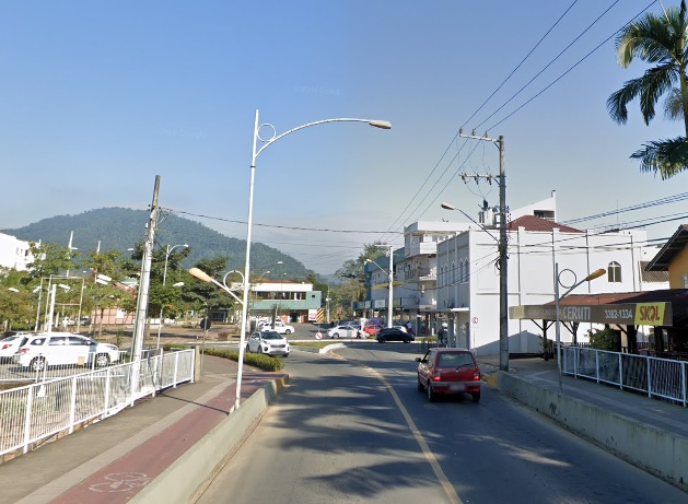 Episódio aconteceu no centro de Timbó – Foto: Reprodução/Google Maps/ND