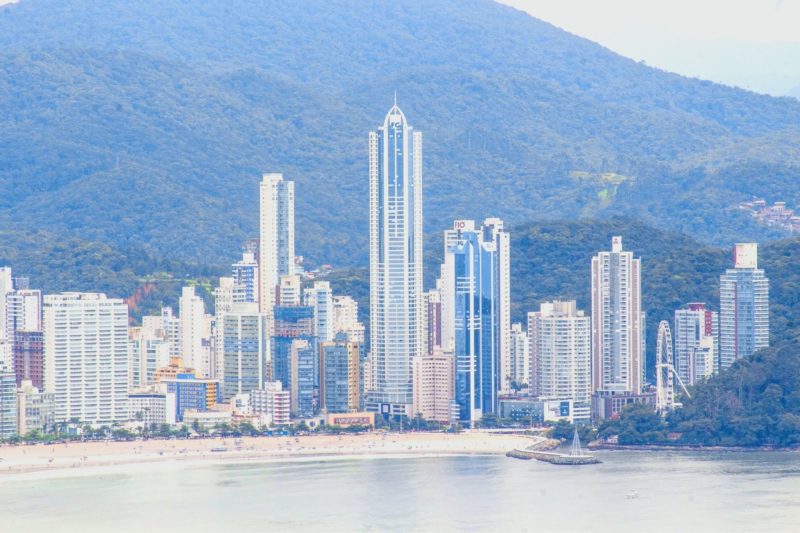 Prédios de Balneário Camboriú, o metro quadrado mais caro do Brasil, durante a tarde