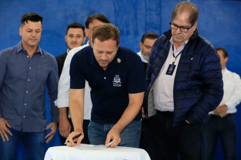 prefeito assina ordem de serviço para asfaltar ruas