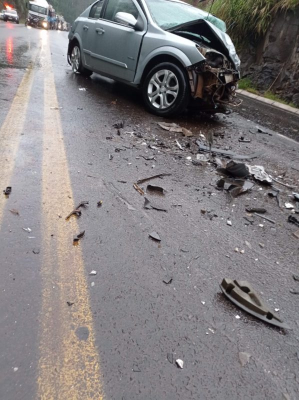 O carro Vectra também teve a parte da frente totalmente destruída. – Foto: PRF/Divulgação/ND