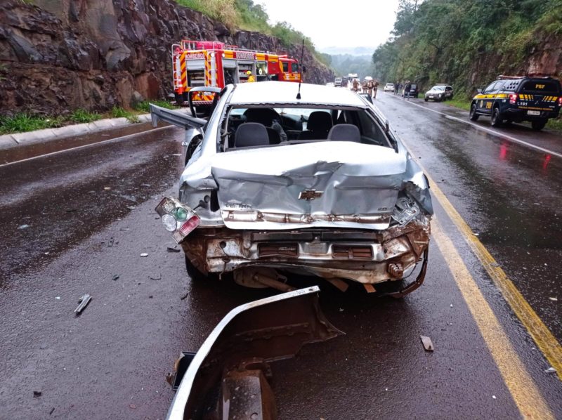 Chovia no momento do acidente e a dinâmica da batida não foi informada. – Foto: PRF/Divulgação/ND