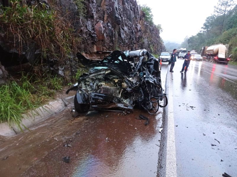 O acidente envolveu uma GM/Montana, com placas de Maravilha, e um GM/Vectra, com placas de Iraceminha, próximo da ponte da Linha São Paulo. – Foto: PRF/Divulgação/ND