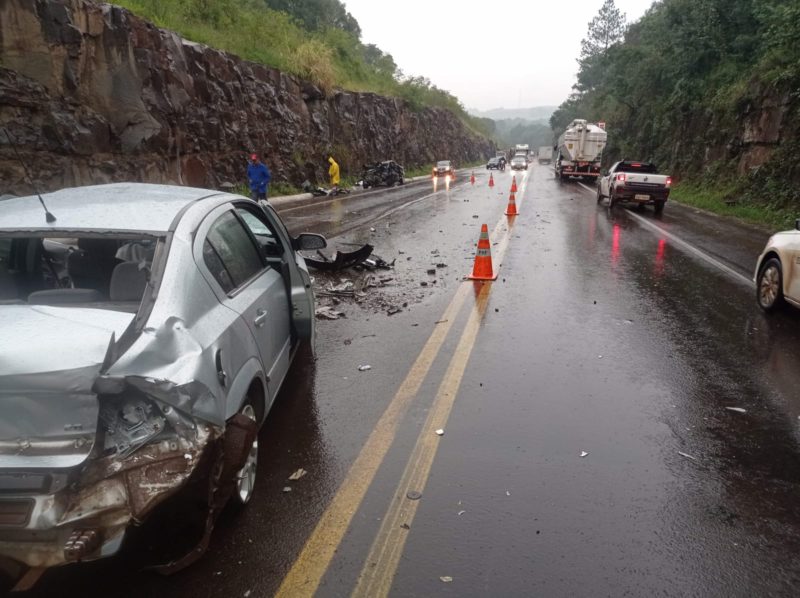 A batida entre dois carros ocorreu no início da manhã desta sexta-feira (27). – Foto: PRF/Divulgação/ND