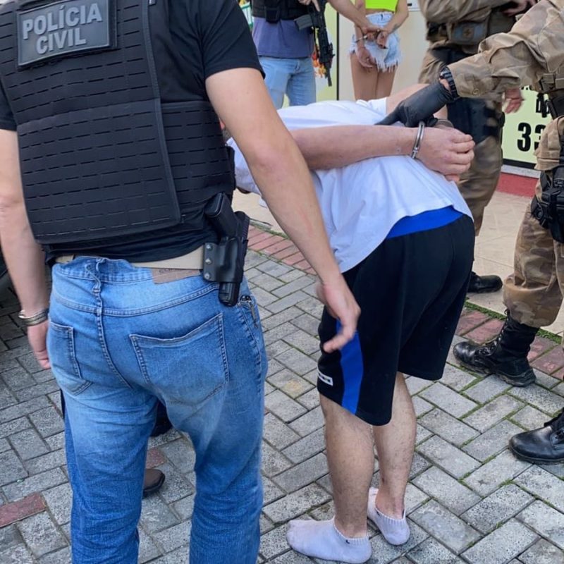 Momento da pris&atilde;o do suspeito de atropelar e matar o cabo Maciel da Pol&iacute;cia Militar Rodovi&aacute;ria de SC – Foto: Divulga&ccedil;&atilde;o/ND