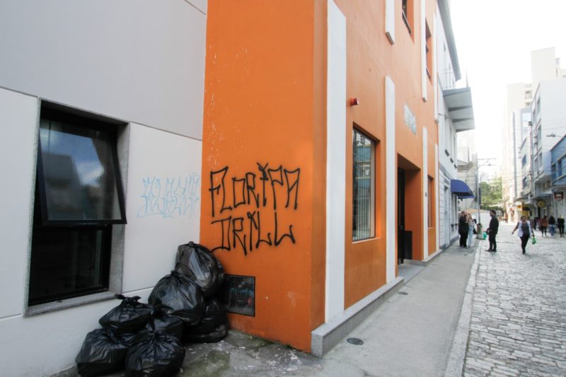 Novo, o pr&eacute;dio do Procon Municipal e do Pr&oacute;-Cidad&atilde;o &eacute; mais um com as paredes sujas – Foto: Leo Munhoz/ND