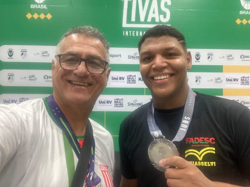 O chefe da delegação Professor Tita, ao lado do atleta Calebe Matheus Barbosa, medalha de prata no Taekwondo &#8211; Foto: divulgação FCDU
