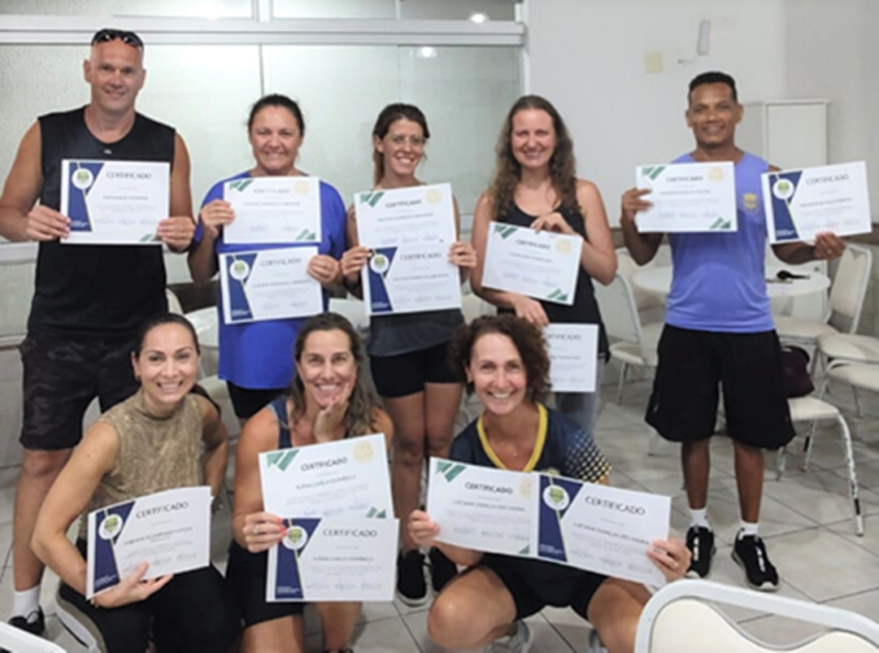 Professores de nata&ccedil;&atilde;o exibem certificado de capacita&ccedil;&atilde;o – Foto: Divulga&ccedil;&atilde;o/ND