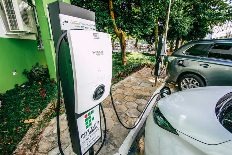 IFSC conta com dois eletropostos ligados ao projeto ConVerTE – Foto: Leo Munhoz/ND