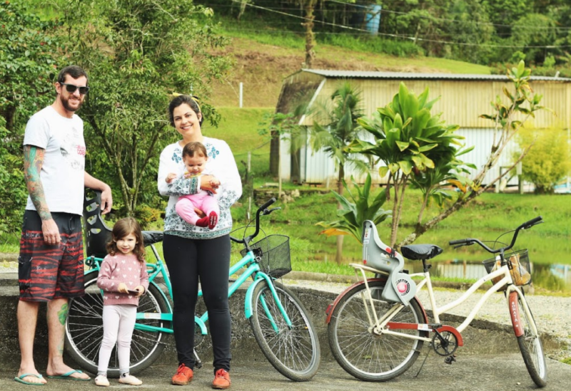 Fam&iacute;lia usa bicicleta para percorrer o caminho entre a escola e a resid&ecirc;ncia – Foto: Renata Bomfim/Divulga&ccedil;&atilde;o/Its Teens