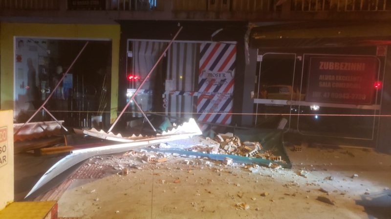 Outdoor caiu na Avenida do Estado – Foto: Defesa Civil/Divulga&ccedil;&atilde;o