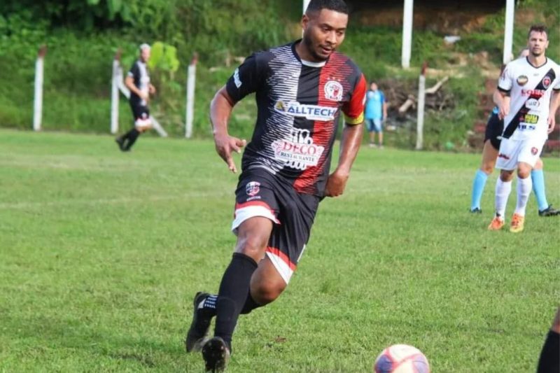 Cleberson Roberto Mauricio joga pelo time da Sercos e epis&oacute;dio de racismo foi relatado na s&uacute;mula do jogo contra o Pirabeiraba – Foto: Divulga&ccedil;&atilde;o/ND