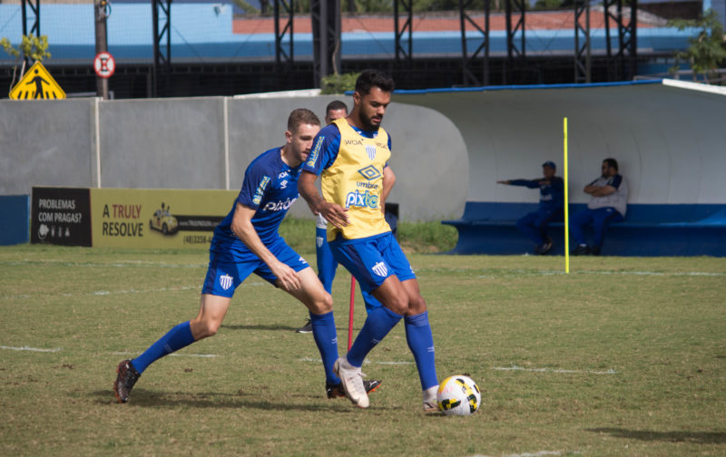 Raniele (de colete) e Arthur Chaves durante o treino desta sexta-feira – Foto: Vivi Marques/Ava&iacute; F.C