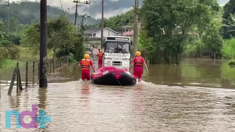 ônibus ficou ilhado em rua alagada de Pomerode