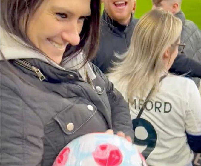 Torcedora posta foto com a bola – Foto: Instagram