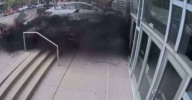 Tesla desgovernado destrói parte de prédio