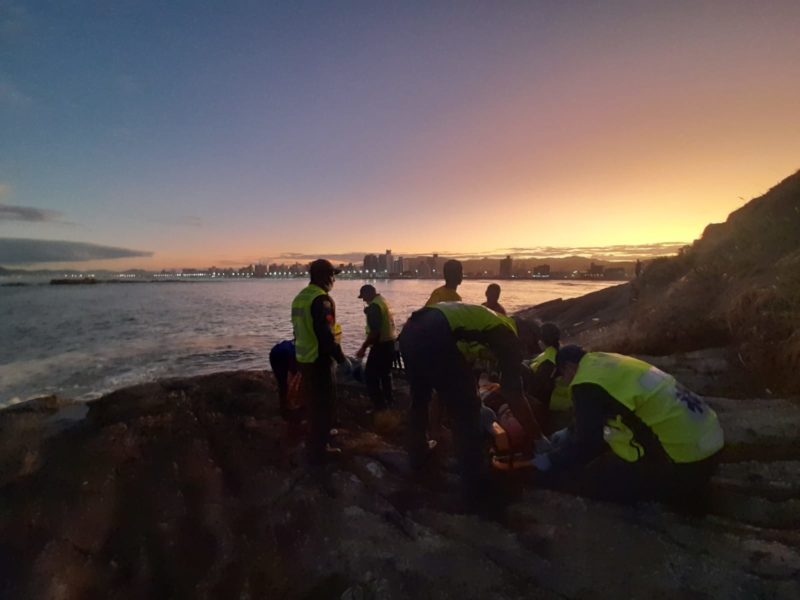 Homem tentou pular de uma pedra para a outra e acabou caindo em cost&atilde;o – Foto: Corpo de Bombeiros/Divulga&ccedil;&atilde;o